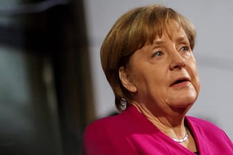 Angela Merkel lässt sich nicht festlegen: Die Kanzlerin äußerst sich nicht eindeutig, wie sie zu einer Minderheitsregierung steht, sollte die Groko doch noch scheitern.