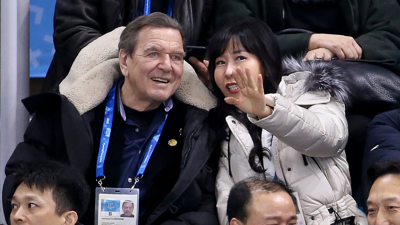 Altkanzler Gerhard Schröder und seine zukünftige Ehefrau Soyeon Kim auf der Tribüne.