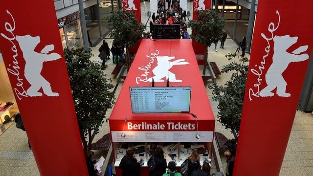 Lange Schlangen vor den Ticketschalter.