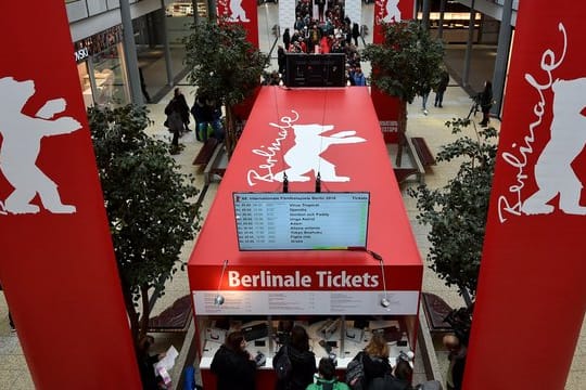 Lange Schlangen vor den Ticketschalter.