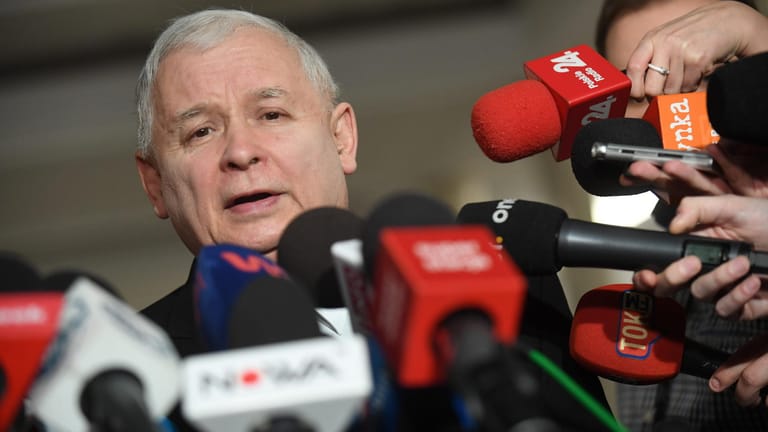 Der Vorsitzenden der regierenden Partei Recht und Gerechtigkeit (PiS), Jaroslaw Kaczynski, spricht während einer Pressekonferenz: In einem Zeitungsinterview hat Kaczynski jetzt über "Anti-Polonismus" geklagt. (Archivbild)