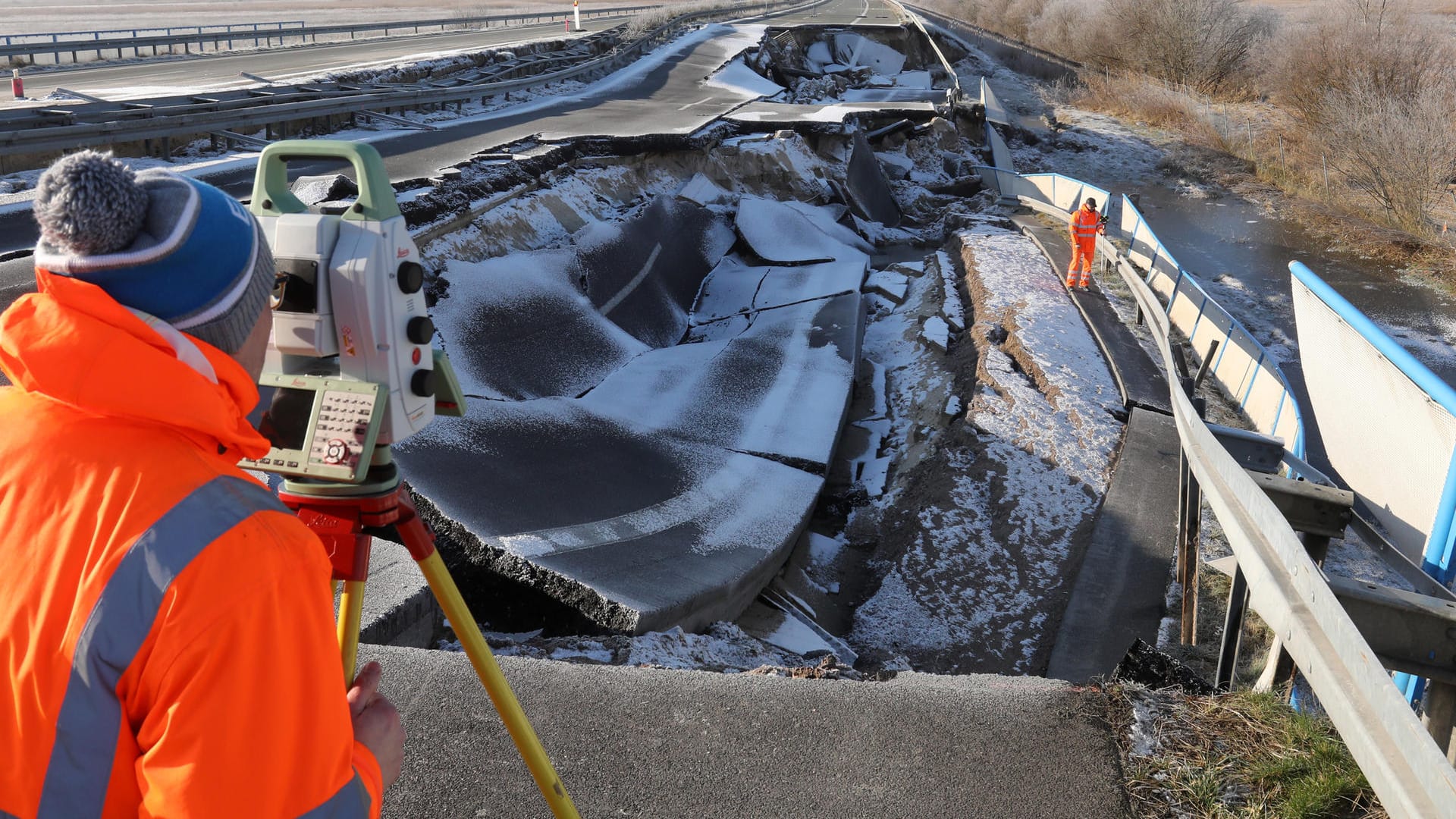 Vermesser vom Landesamt für Straßenbau und Verkehr scannen die abgesackte Ostseeautobahn bei Tribsees: Nach der Fahrbahn in Richtung Rostock ist nun auch die Gegenfahrbahn abgesackt.