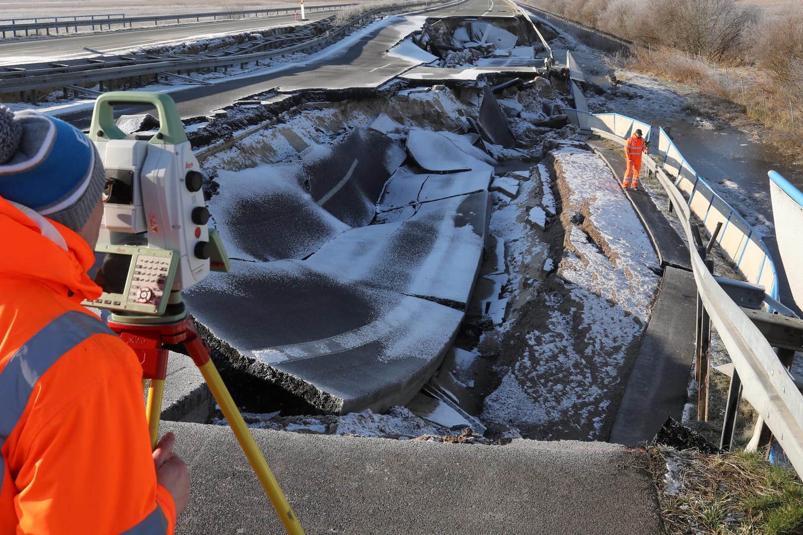 Vermesser vom Landesamt für Straßenbau und Verkehr scannen die abgesackte Ostseeautobahn bei Tribsees: Nach der Fahrbahn in Richtung Rostock ist nun auch die Gegenfahrbahn abgesackt.