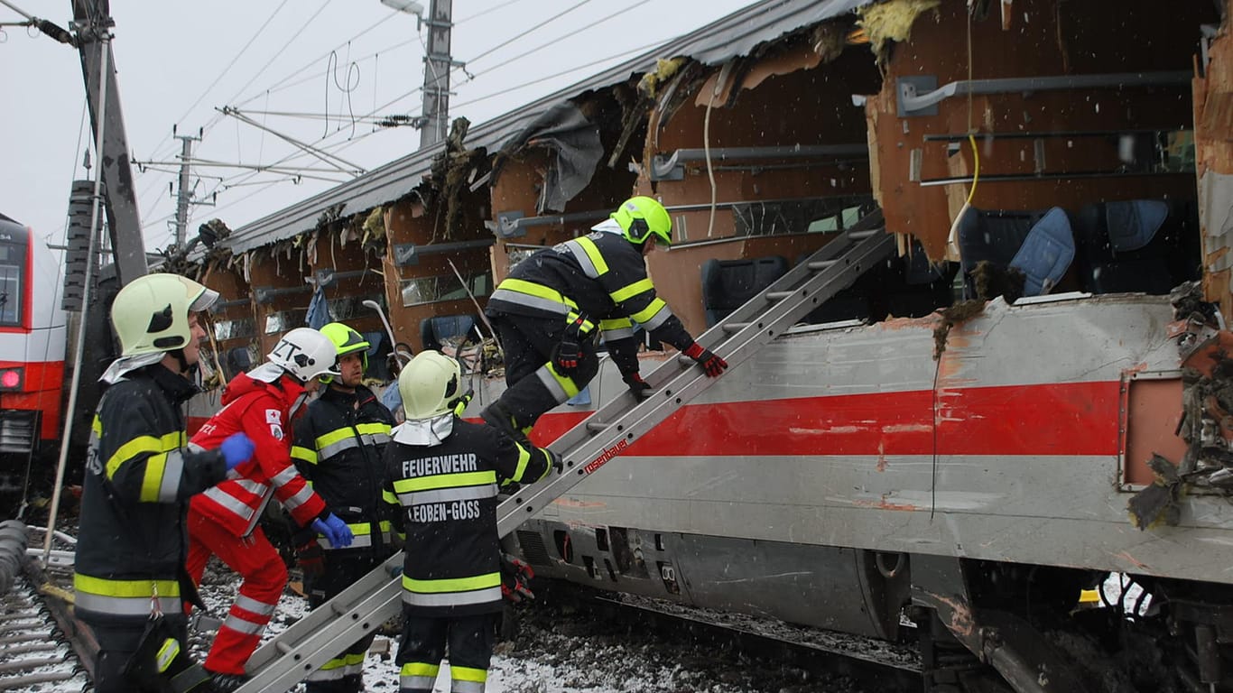 Niklasdorf in der Steiermark: Bei dem Zugunglück wurde ein Waggon des EuroCity komplett aufgerissen.