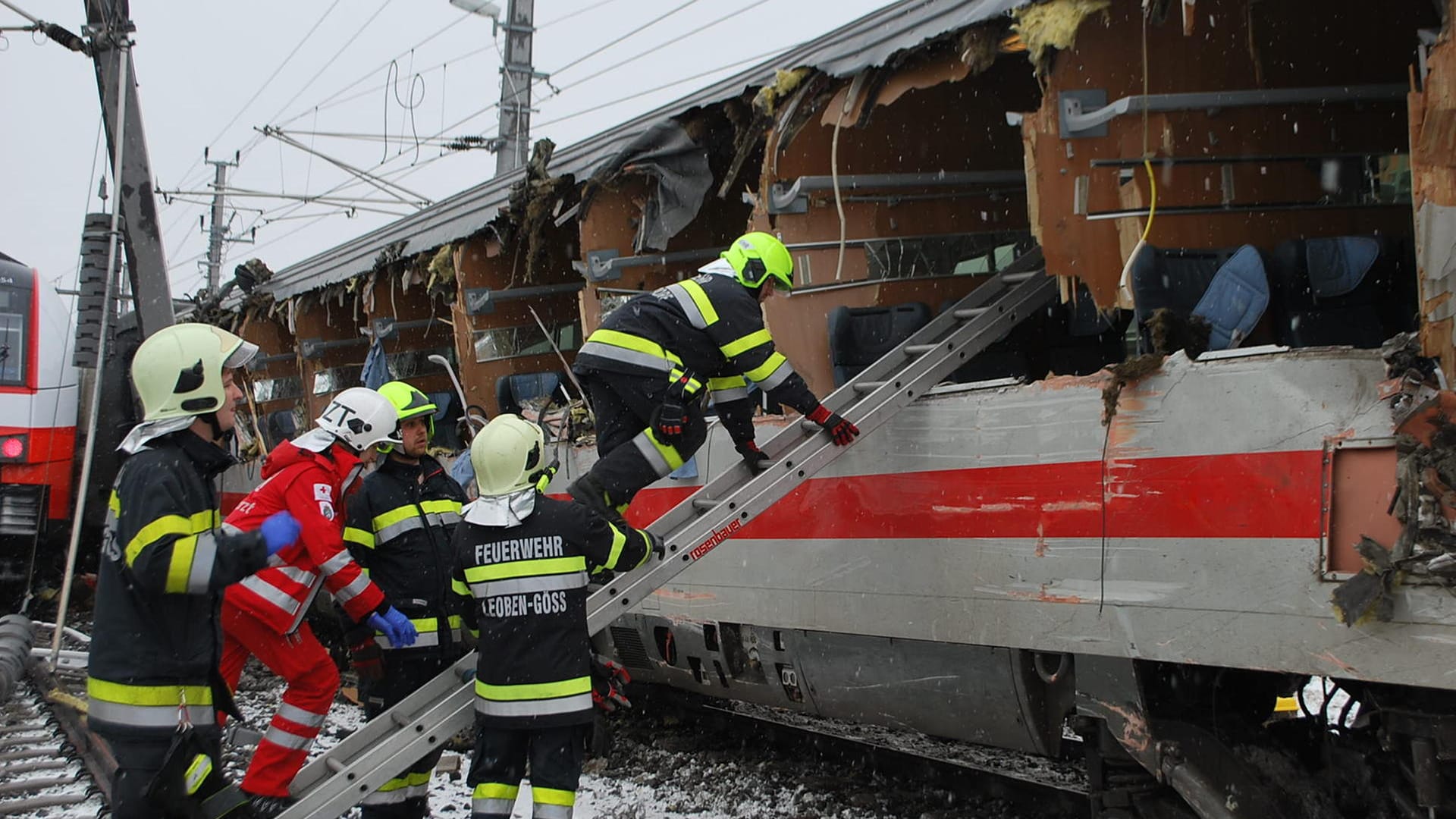 Niklasdorf in der Steiermark: Bei dem Zugunglück wurde ein Waggon des EuroCity komplett aufgerissen. Niklasdorf in der Steiermark: Bei dem Zugunglück wurde ein Waggon des EuroCity komplett aufgerissen.