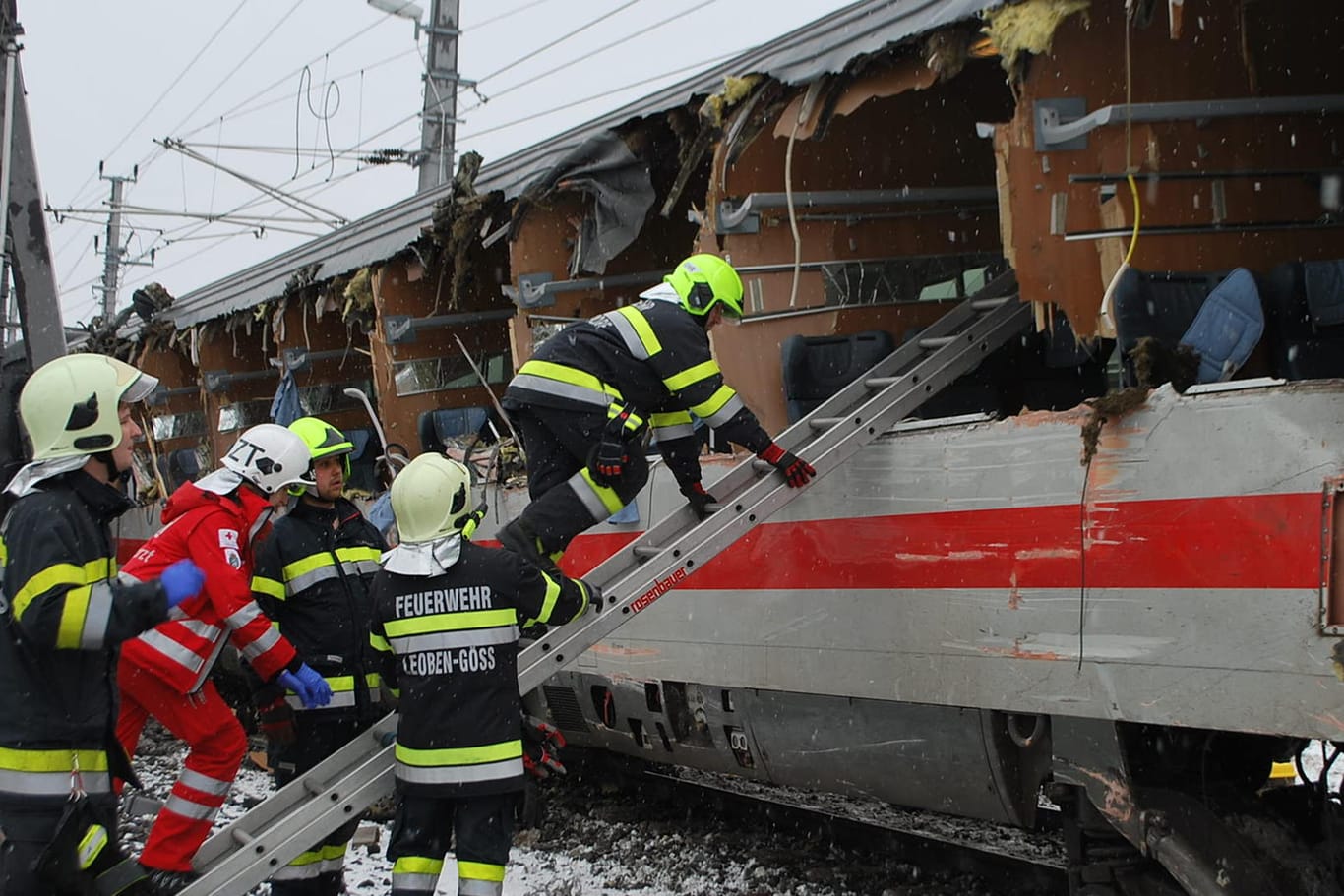 Niklasdorf in der Steiermark: Bei dem Zugunglück wurde ein Waggon des EuroCity komplett aufgerissen.