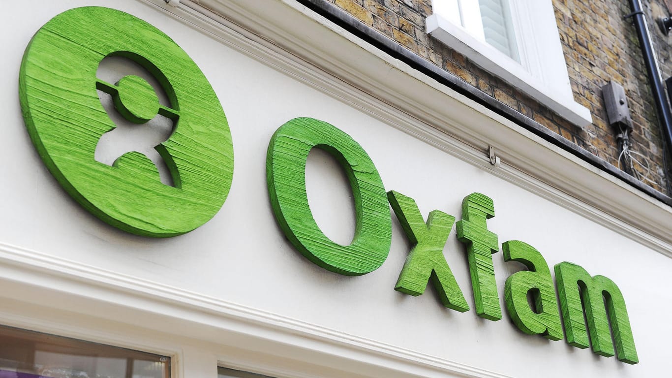 Eine Filiale der Hilfsorganisation Oxfam in London: Nachdem Mitarbeitern der Hilfsorganisation Sexpartys in Einsatzgebieten vorgeworfen werden, will die Europäische Kommission die Hilfsmittel für Oxfam überprüfen.