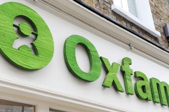 Eine Filiale der Hilfsorganisation Oxfam in London: Nachdem Mitarbeitern der Hilfsorganisation Sexpartys in Einsatzgebieten vorgeworfen werden, will die Europäische Kommission die Hilfsmittel für Oxfam überprüfen.