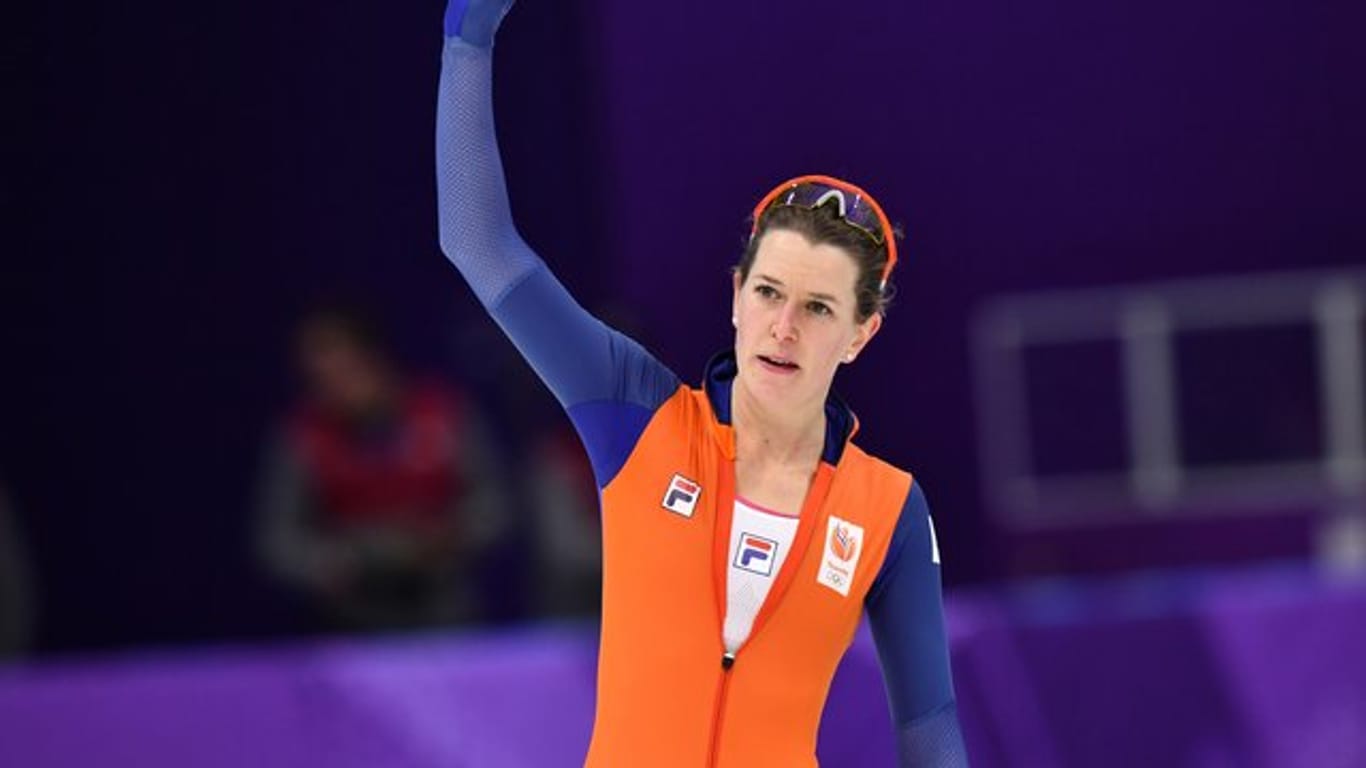 Die Niederländerin Ireen Wüst feiert ihre fünfte Goldmedaille bei Olympischen Winterspielen.