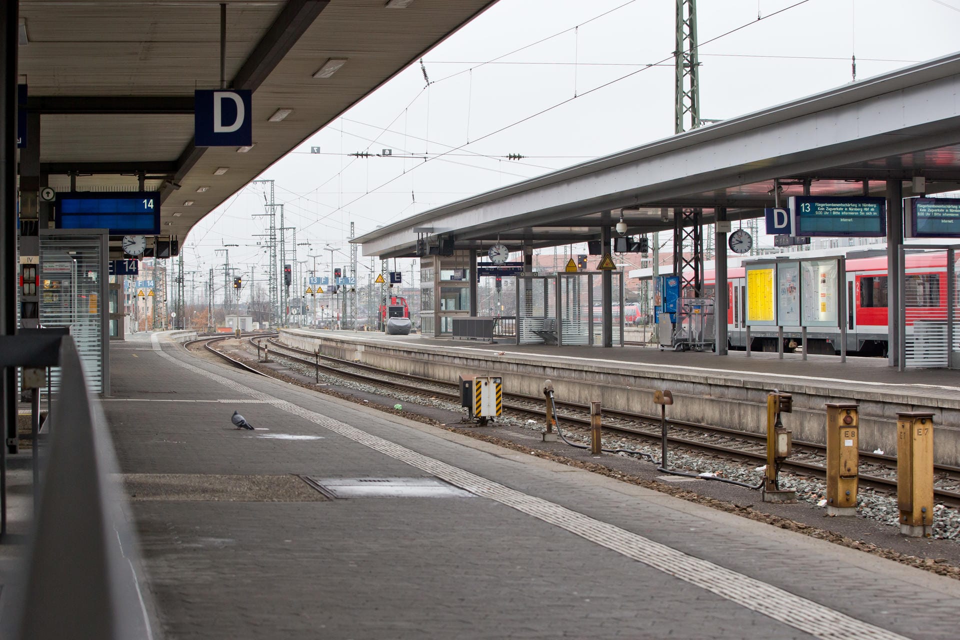 Blick über den leeren Hauptbahnhof in Nürnberg (Bayern): Während der Entschärfung einer Fliegerbombe aus dem Zweiten Weltkrieg muss der Nürnberger Hauptbahnhof am Montagnachmittag stillstehen. (Archivbild)