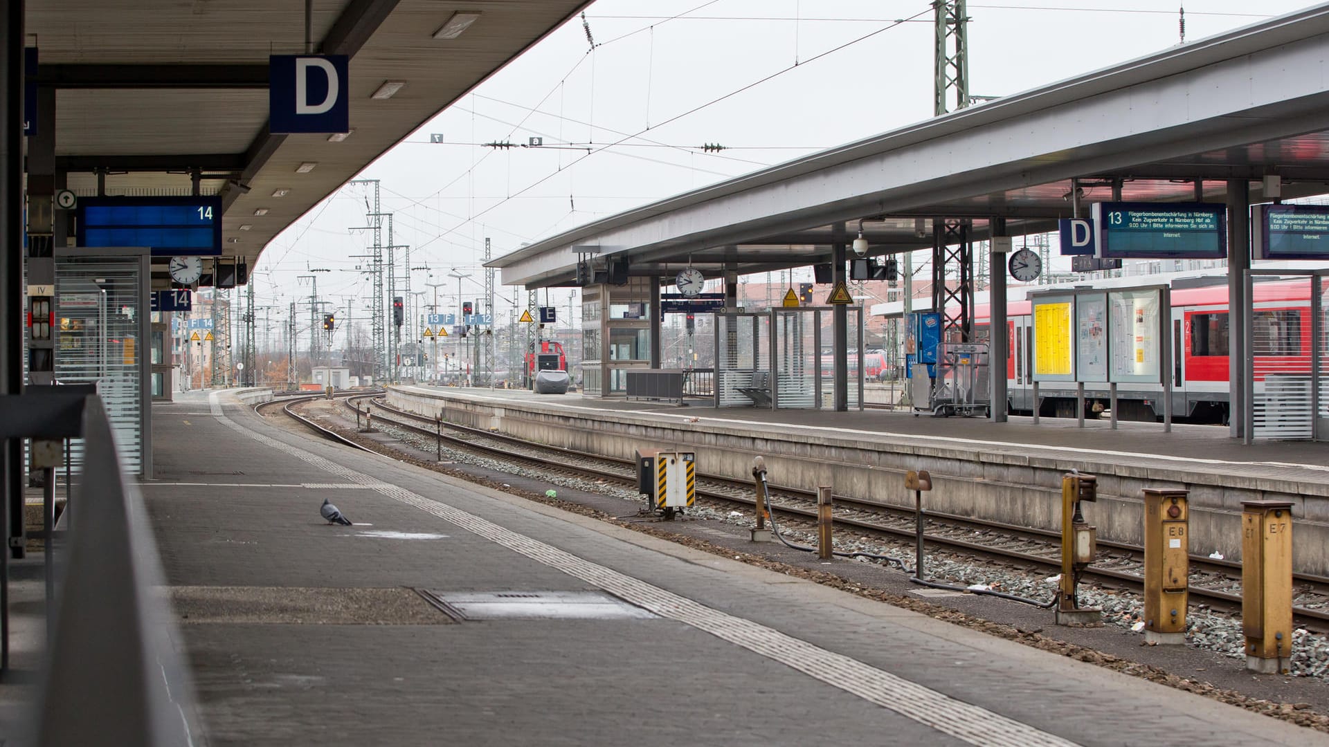 Blick über den leeren Hauptbahnhof in Nürnberg (Bayern): Während der Entschärfung einer Fliegerbombe aus dem Zweiten Weltkrieg muss der Nürnberger Hauptbahnhof am Montagnachmittag stillstehen. (Archivbild)