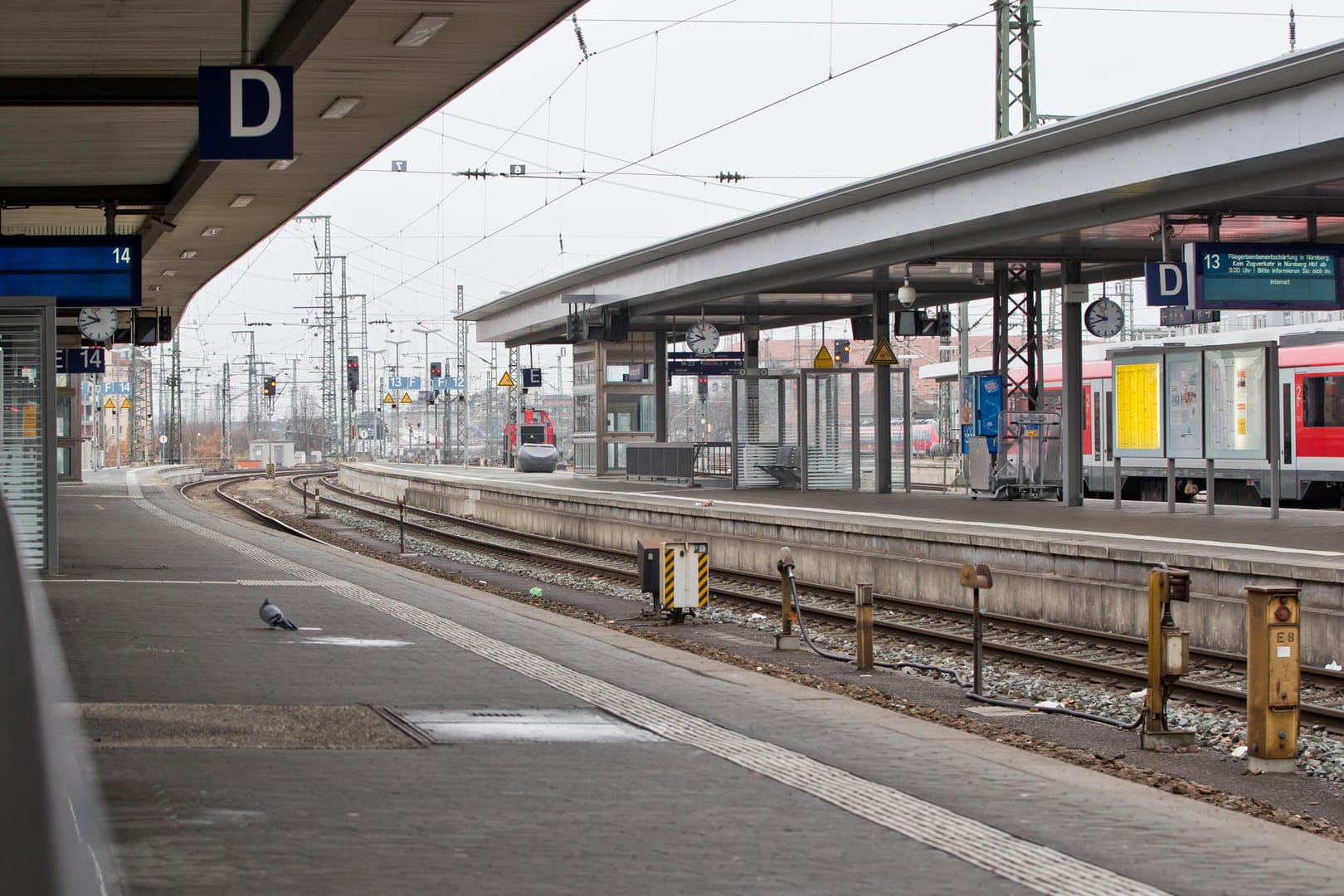 Blick über den leeren Hauptbahnhof in Nürnberg (Bayern): Während der Entschärfung einer Fliegerbombe aus dem Zweiten Weltkrieg muss der Nürnberger Hauptbahnhof am Montagnachmittag stillstehen. (Archivbild)