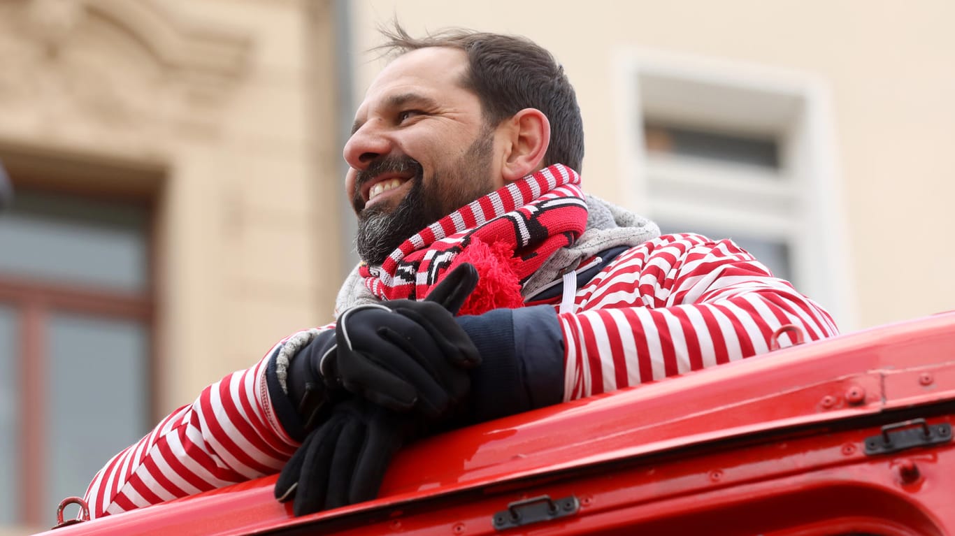 Trainer Stefan Ruthenbeck grinst auf dem Motivwagen des 1. FC Köln.