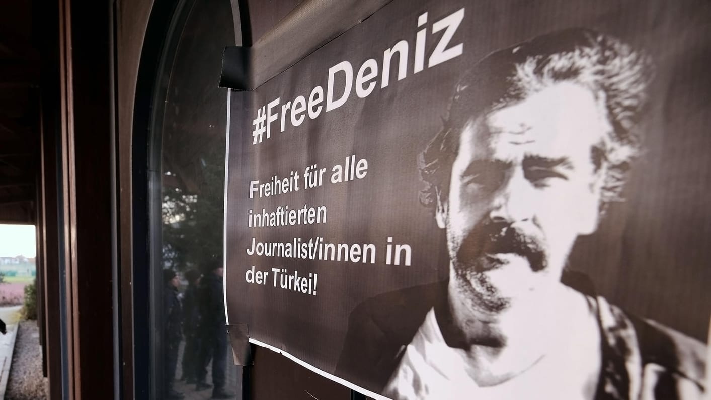 Der Fall Yücel belastet die deutsch-türkische Beziehungen: Seit einem Jahr sitzt der "Welt"-Korresponent Deniz Yücel in der Türkei in Haft – ohne Anklage.