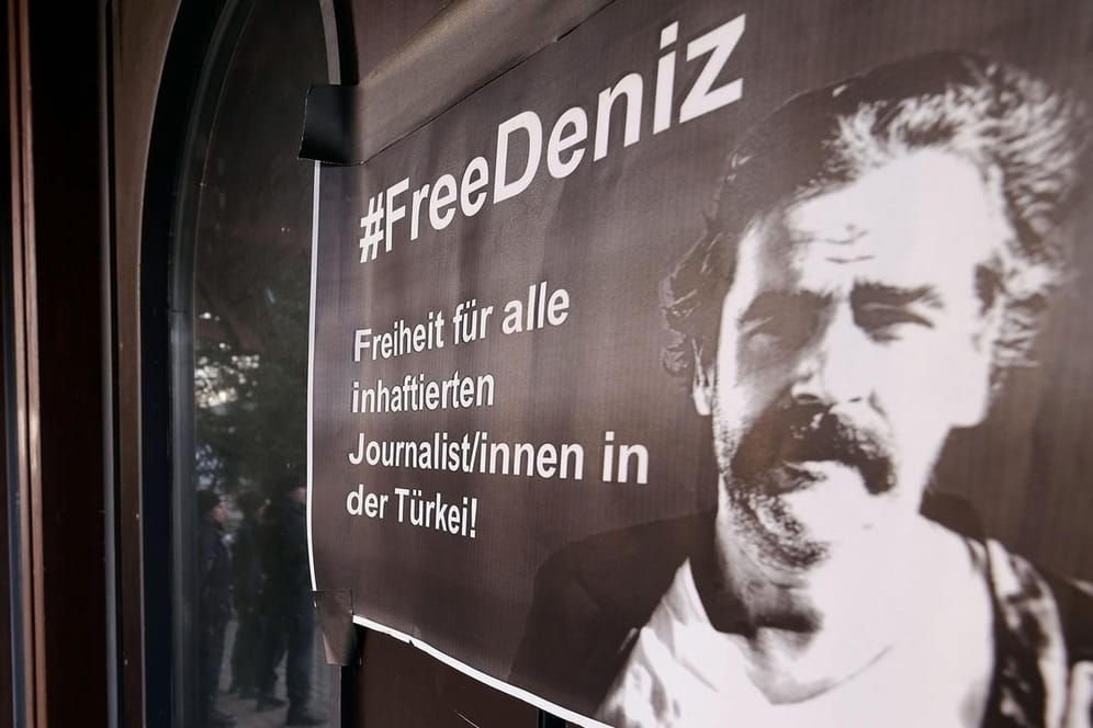 Der Fall Yücel belastet die deutsch-türkische Beziehungen: Seit einem Jahr sitzt der "Welt"-Korresponent Deniz Yücel in der Türkei in Haft – ohne Anklage.