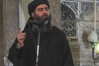 Abu Bakr al-Bagdadi bei dem Ausruf seines Kalifats: Der IS-Chef soll offenbar verletzt in einer Klinik in Nordsyrien liegen.