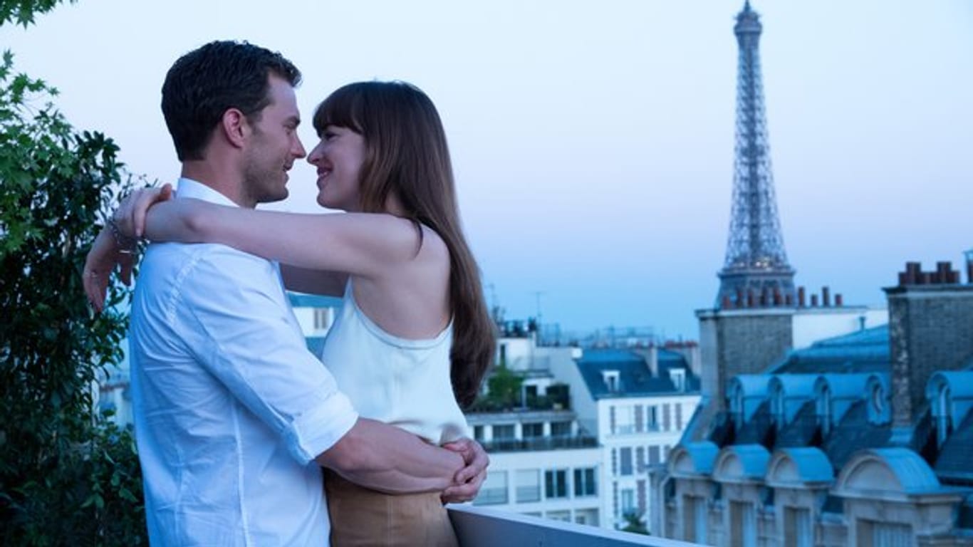 Multimillionär Christian Grey (Jamie Dornan) und die junge Studentin Anastasia (Dakota Johnson) verbringen ihre Flitterwochen in Paris.