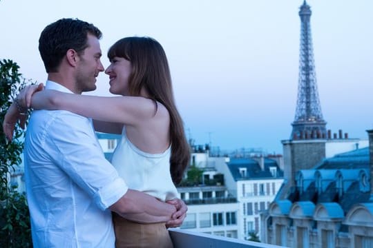 Multimillionär Christian Grey (Jamie Dornan) und die junge Studentin Anastasia (Dakota Johnson) verbringen ihre Flitterwochen in Paris.