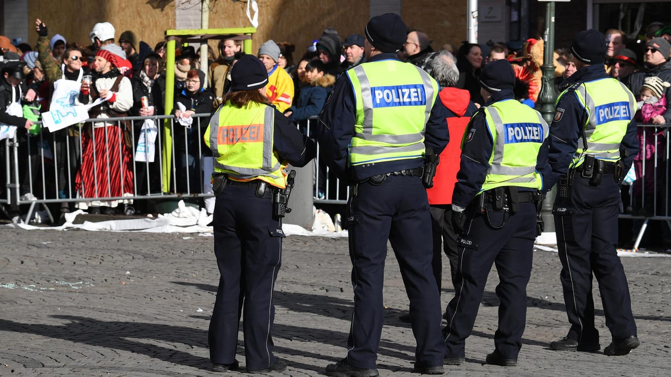 Polizisten beim Karneval in Düsseldorf: In Nordhorn ist ein Security-Mitarbeiter niedergestochen worden.