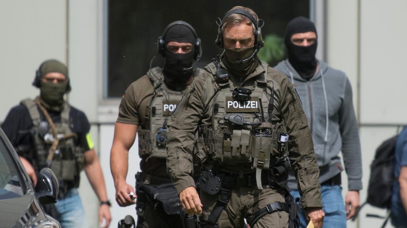Beamte eines Spezialeinsatzkommandos (SEK): Mithilfe des SEKs konnte ein mit einer Axt bewaffneter Mann festgenommen werden.