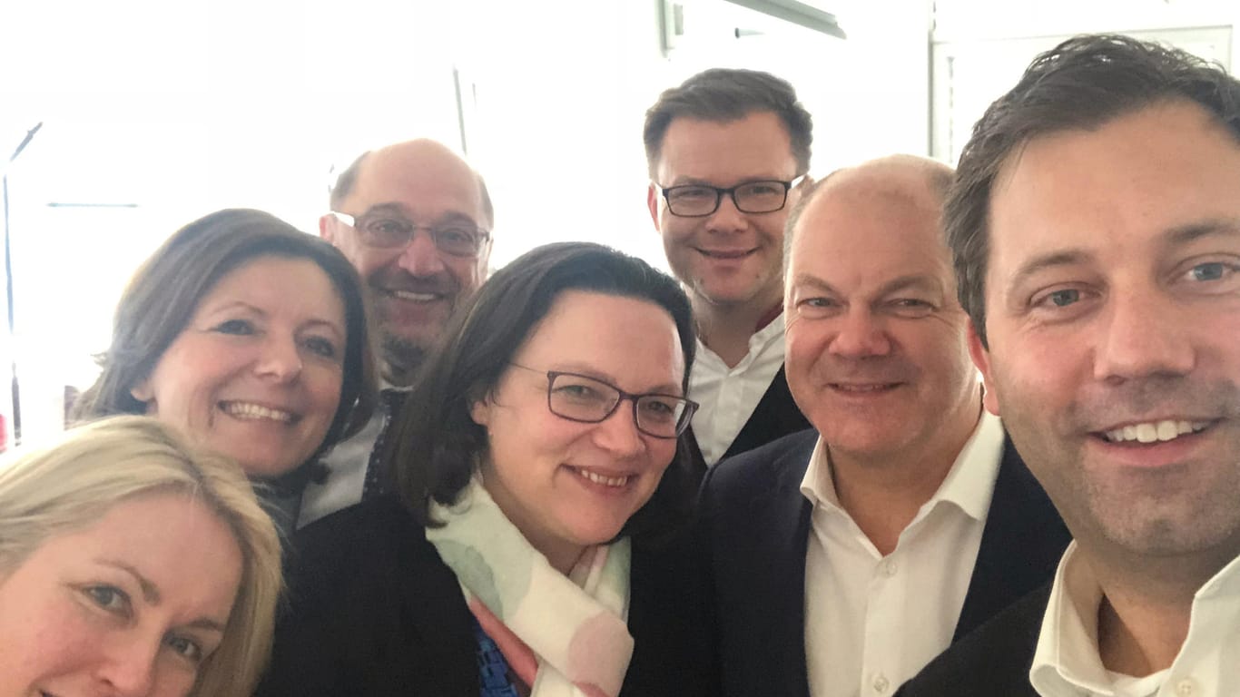 Die SPD-Spitze glücklich auf einem Selfie nach dem Abschluss der Koalitionsverhandlungen mit der Union.