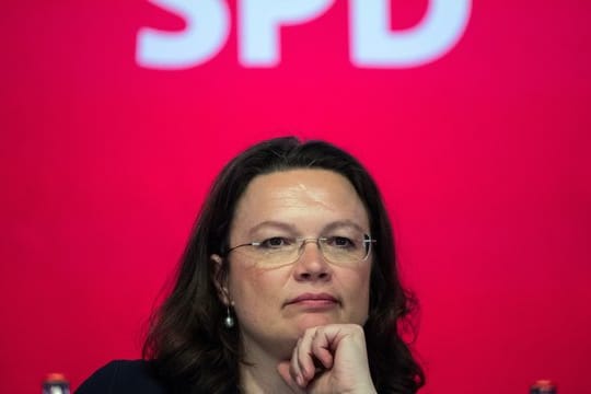 Harte Zeiten für die designierte SPD-Chefin Andrea Nahles: Ihre Partei fällt in einer Umfrage auf 16,5 Prozent.