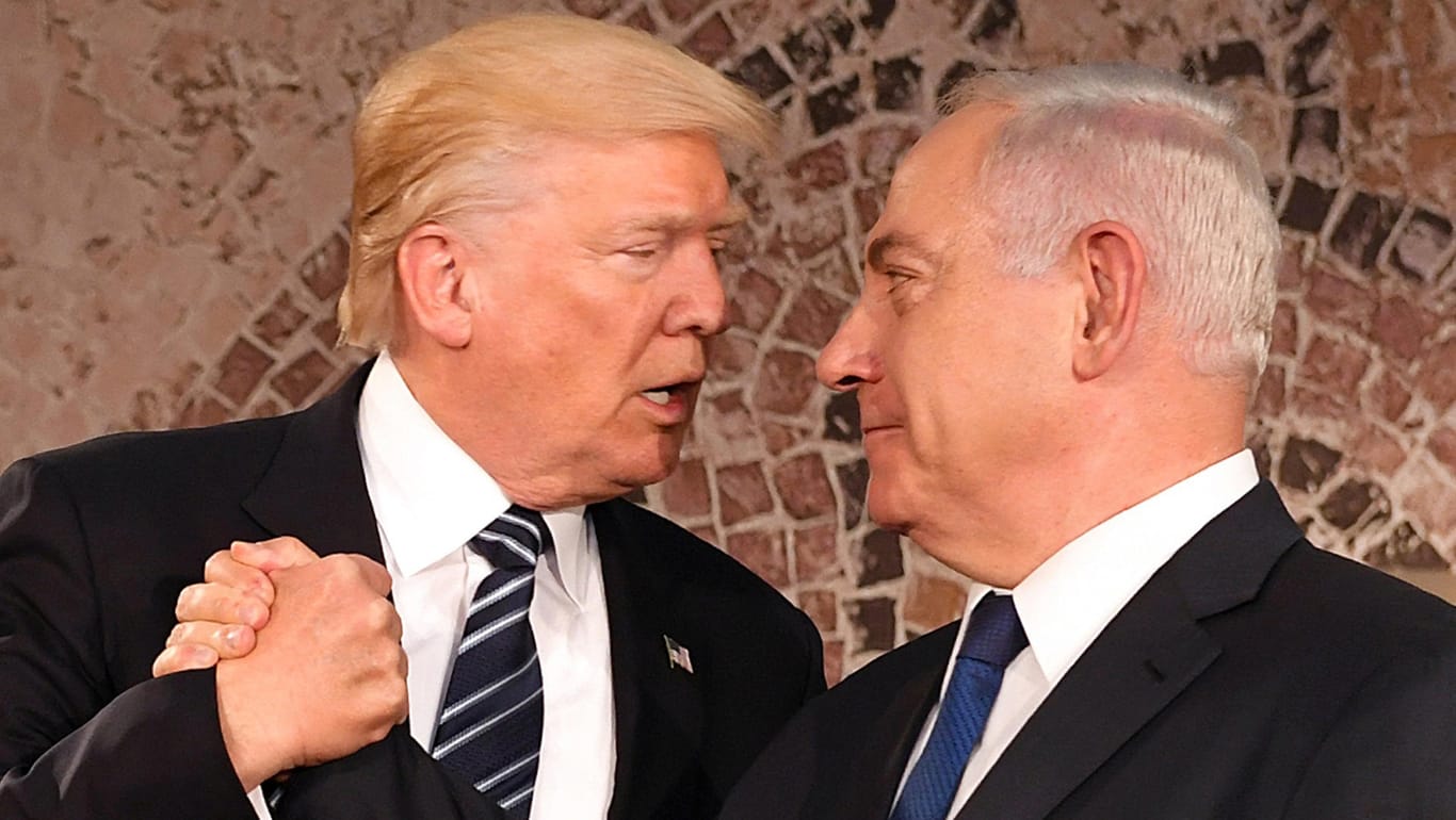 US-Präsident Trump (l.) mit dem israelischen Ministerpräsident Benjamin Netanjahu (r.): Angeblich sollen die USA mit Israel Gespräche über eine mögliche Annexion jüdischer Siedlungen im Westjordanland geführt haben.