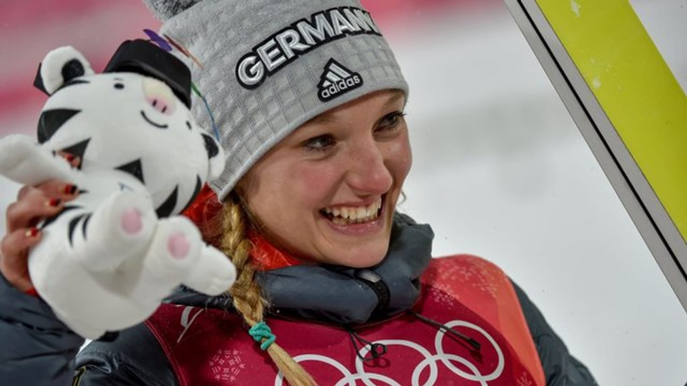 Skispringerin Katharina Althaus jubelt über ihre Silbermedaille.