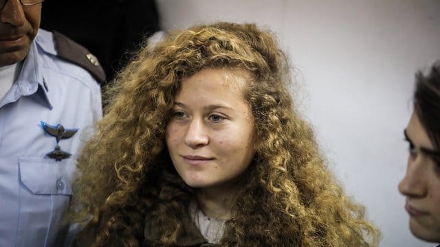 Ihr Fall machte weltweit Schlagzeilen: Die junge Palästinenserin Ahed Tamimi hatte einen israelischen Soldaten vor laufender Kamera geschlagen. Ihr Fall machte weltweit Schlagzeilen: Die junge Palästinenserin Ahed Tamimi hatte einen israelischen Soldaten vor laufender Kamera geschlagen.
