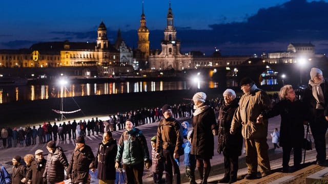 Tausende Dresdner gedenken mit einer Menschenkette der Zerstörung der Stadt im Zweiten Weltkrieg. Tausende Dresdner gedenken mit einer Menschenkette der Zerstörung der Stadt im Zweiten Weltkrieg.