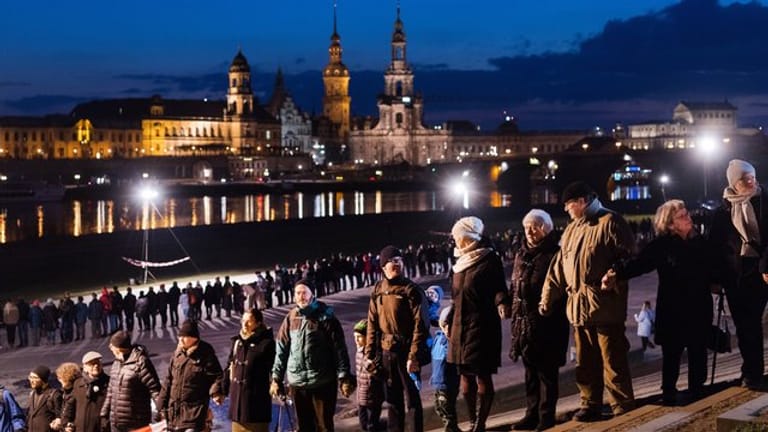 Tausende Dresdner gedenken mit einer Menschenkette der Zerstörung der Stadt im Zweiten Weltkrieg.