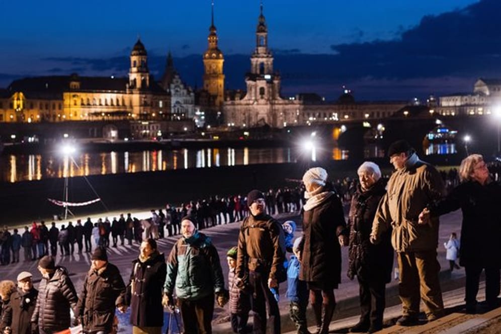 Tausende Dresdner gedenken mit einer Menschenkette der Zerstörung der Stadt im Zweiten Weltkrieg.