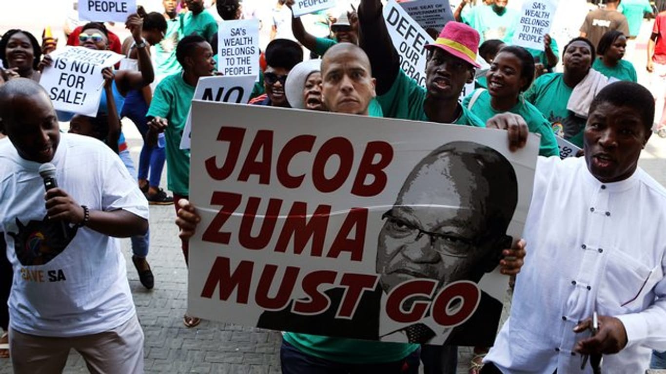 Demonstranten protestieren gegen den südafrikanischen Präsidenten Zuma in Pretoria.