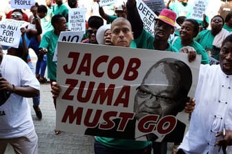 Demonstranten protestieren gegen den südafrikanischen Präsidenten Zuma in Pretoria.