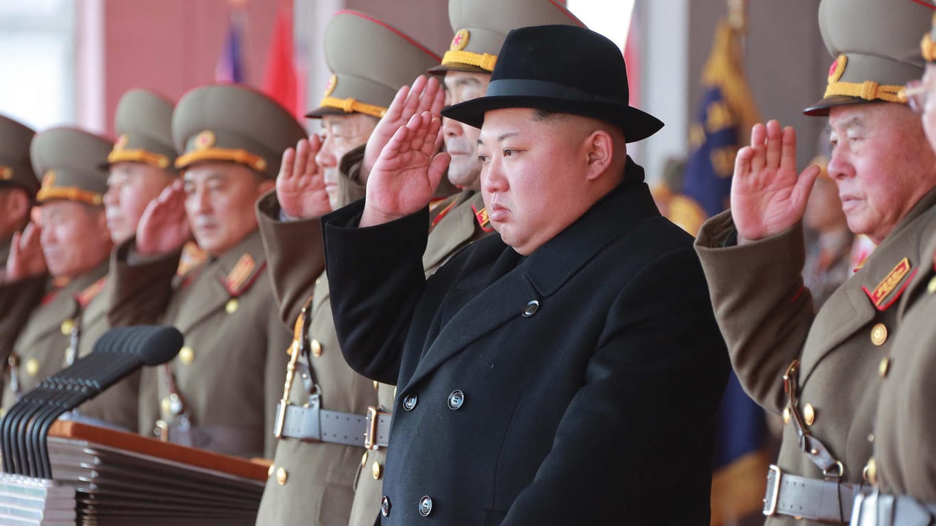 Kim Jong Un bei einer Militärparade: Der nordkoreanische Machthaber äußerte sich erstmals seit Beginn der Olympischen Spiele über die Annäherung an den Süden.