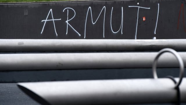 "Armut!" steht am Potsdamer Platz in Berlin an einer Wand. "Armut!" steht am Potsdamer Platz in Berlin an einer Wand.