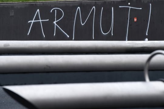 "Armut!" steht am Potsdamer Platz in Berlin an einer Wand.
