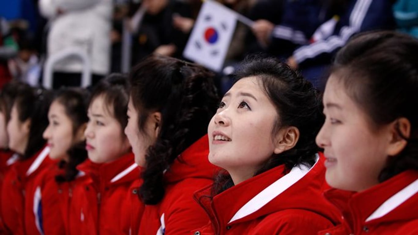 Nordkoreanische Cheerleader unterstützen das gemeinsame koreanische Eishockey-Frauenteam.
