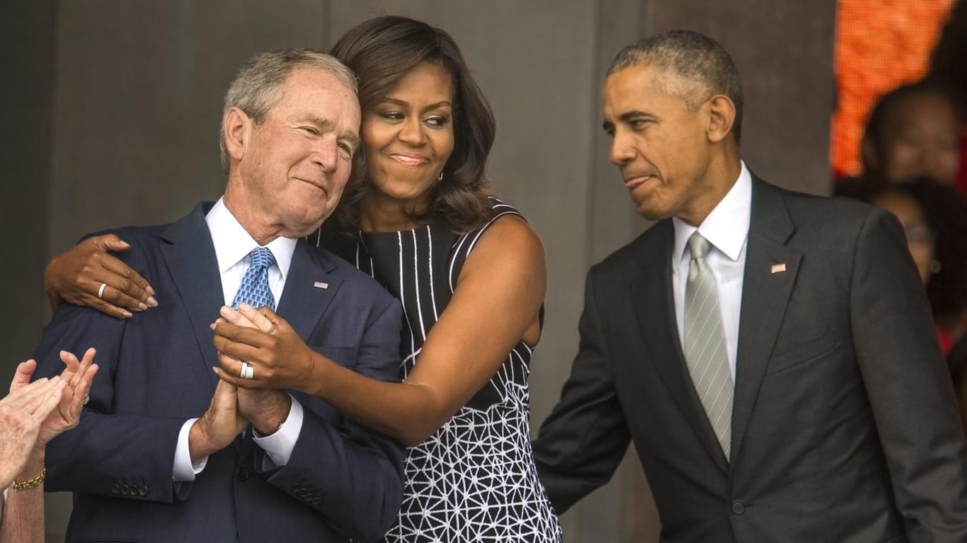 Die damalige US-First Lady Michelle Obama umarmt den früheren US-Präsidenten George W. Bush bei einer Museumseröffnung in Washington.