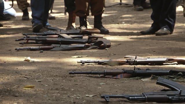 Gewehre ehemaliger Kindersoldaten aus dem Südsudan bei einer Feier anlässlich ihrer Freilassung auf dem Boden. Gewehre ehemaliger Kindersoldaten aus dem Südsudan bei einer Feier anlässlich ihrer Freilassung auf dem Boden.