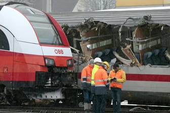 Ermittler am Unfallort in Niklasdorf: Noch ist unklar, warum die beiden Züge kollidierten.