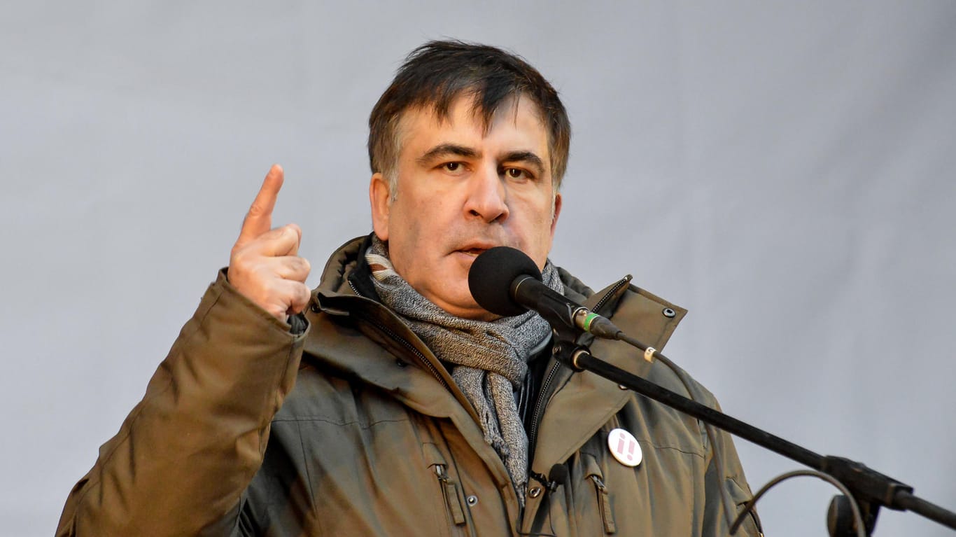 Der ehemalige georgische Präsident und jetzige ukrainische Oppositionspolitiker Michail Saakaschwili: im Dezember sprach er bei einer Demonstration gegen die aktuelle Regierung. Jetzt schob die Regierung ihn ab.