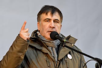 Der ehemalige georgische Präsident und jetzige ukrainische Oppositionspolitiker Michail Saakaschwili: im Dezember sprach er bei einer Demonstration gegen die aktuelle Regierung. Jetzt schob die Regierung ihn ab.