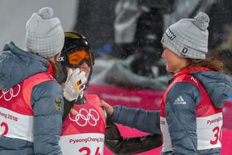 Katharina Althaus (M), Ramona Straub (l) und Carina Vogt wünschen sich weitere Wettkämpfe bei Winterspielen.
