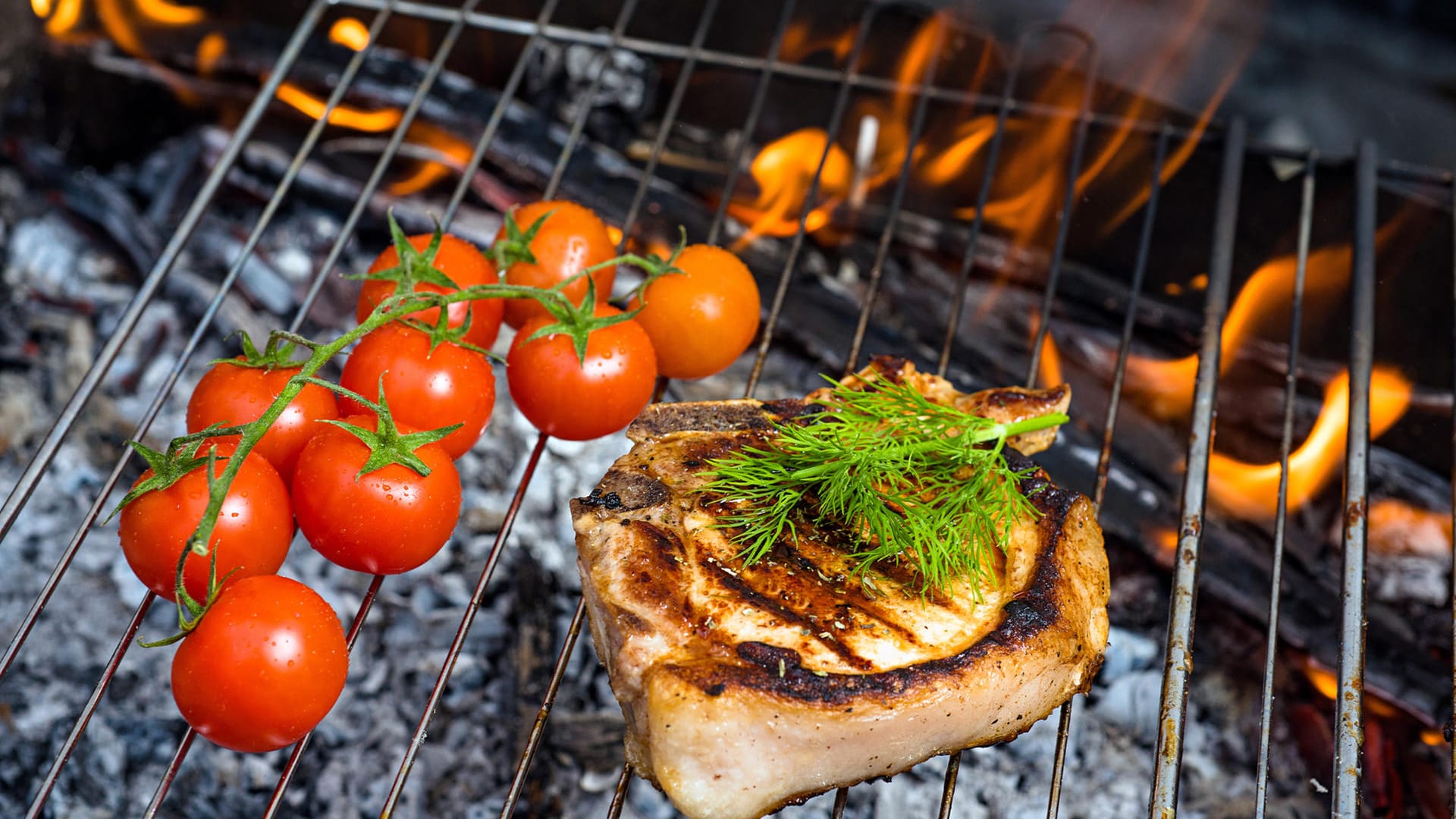 Grillen in Innenräumen: Brennt Holzkohle ab, bildet sich Kohlenmonoxid. Die Gase können nicht abziehen und konzentrieren sich in der Raumluft.