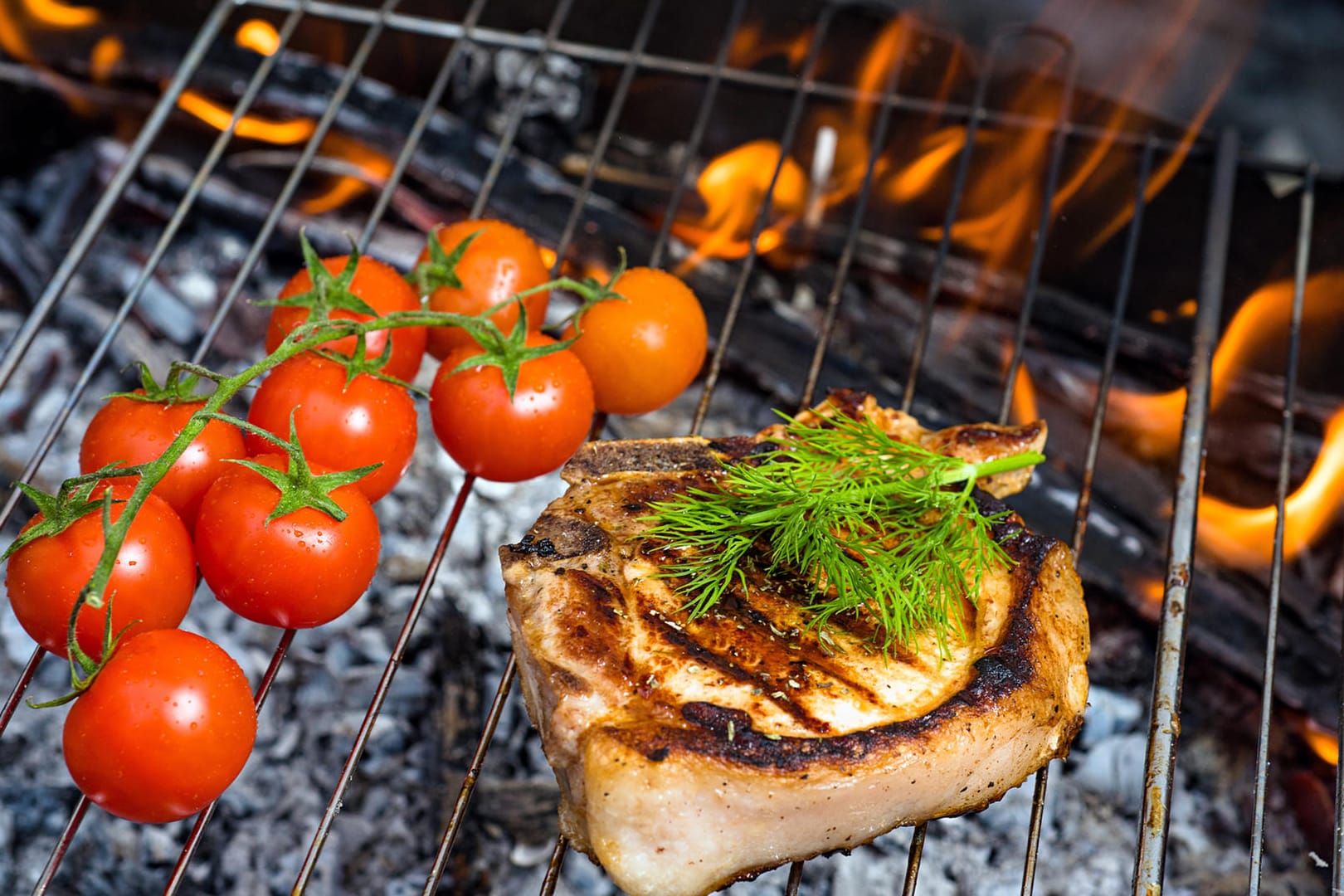 Grillen in Innenräumen: Brennt Holzkohle ab, bildet sich Kohlenmonoxid. Die Gase können nicht abziehen und konzentrieren sich in der Raumluft.