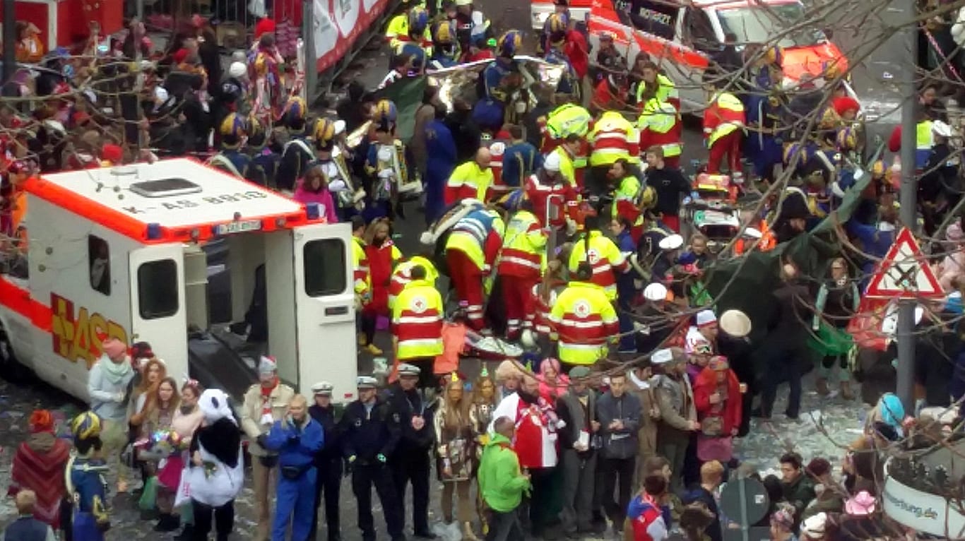 Rettungskräfte nach dem Kutschenunfall in Köln. Augenzeugen berichteten, dass Flaschen auf die Pferde geworfen wurden.