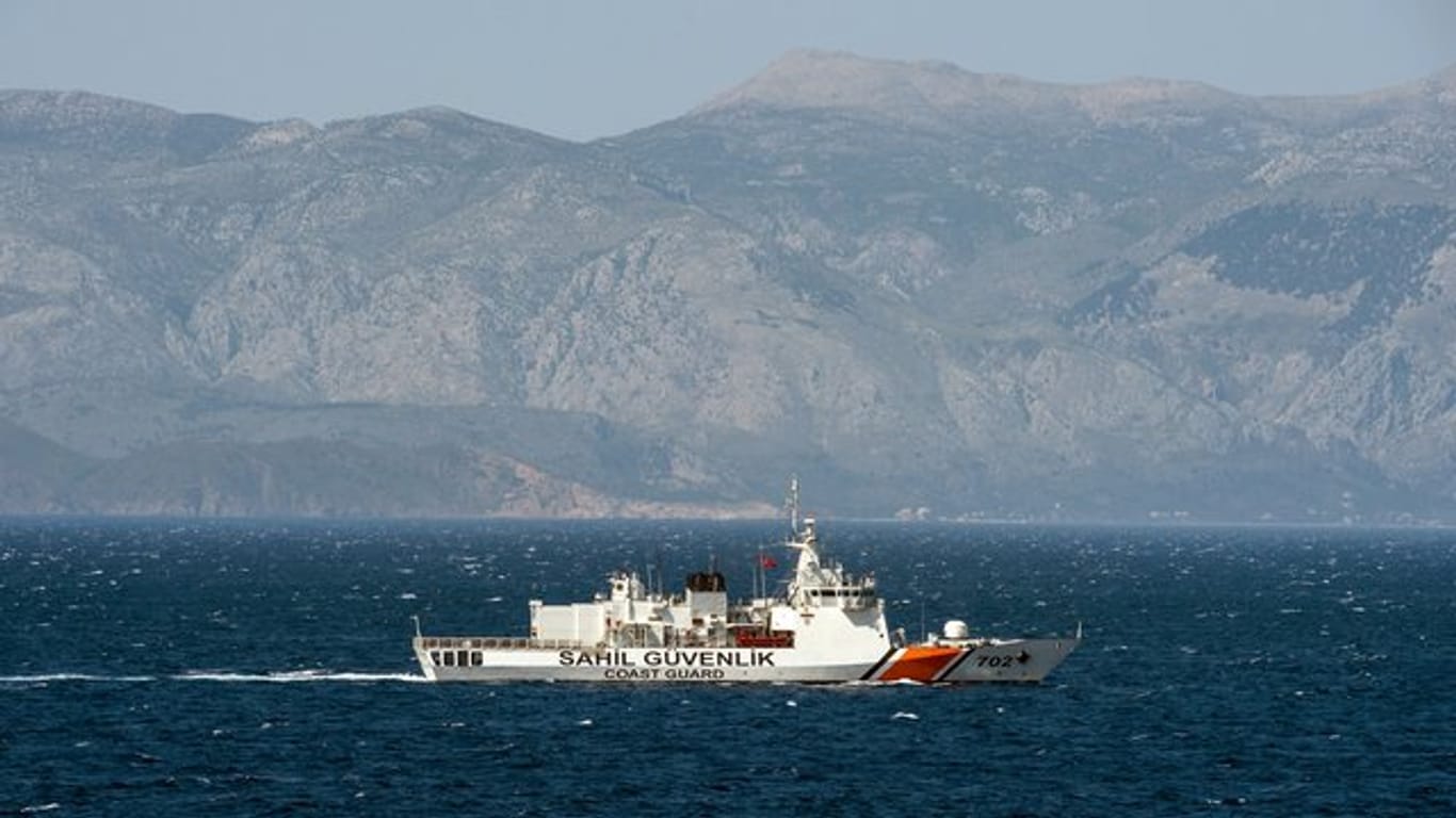 Ein Schiff der türkischen Küstenwache in der Ägäis.
