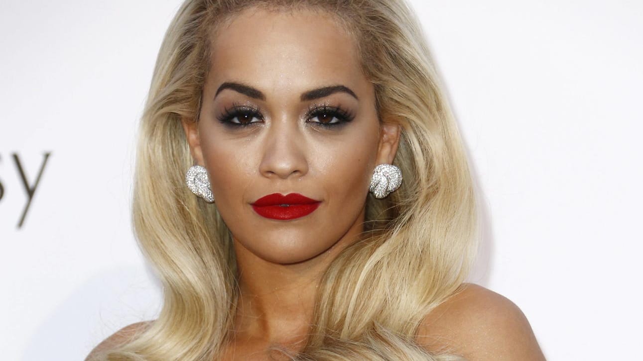 Rita Ora: Im Netz lässt sie gerne mal die Hüllen fallen.