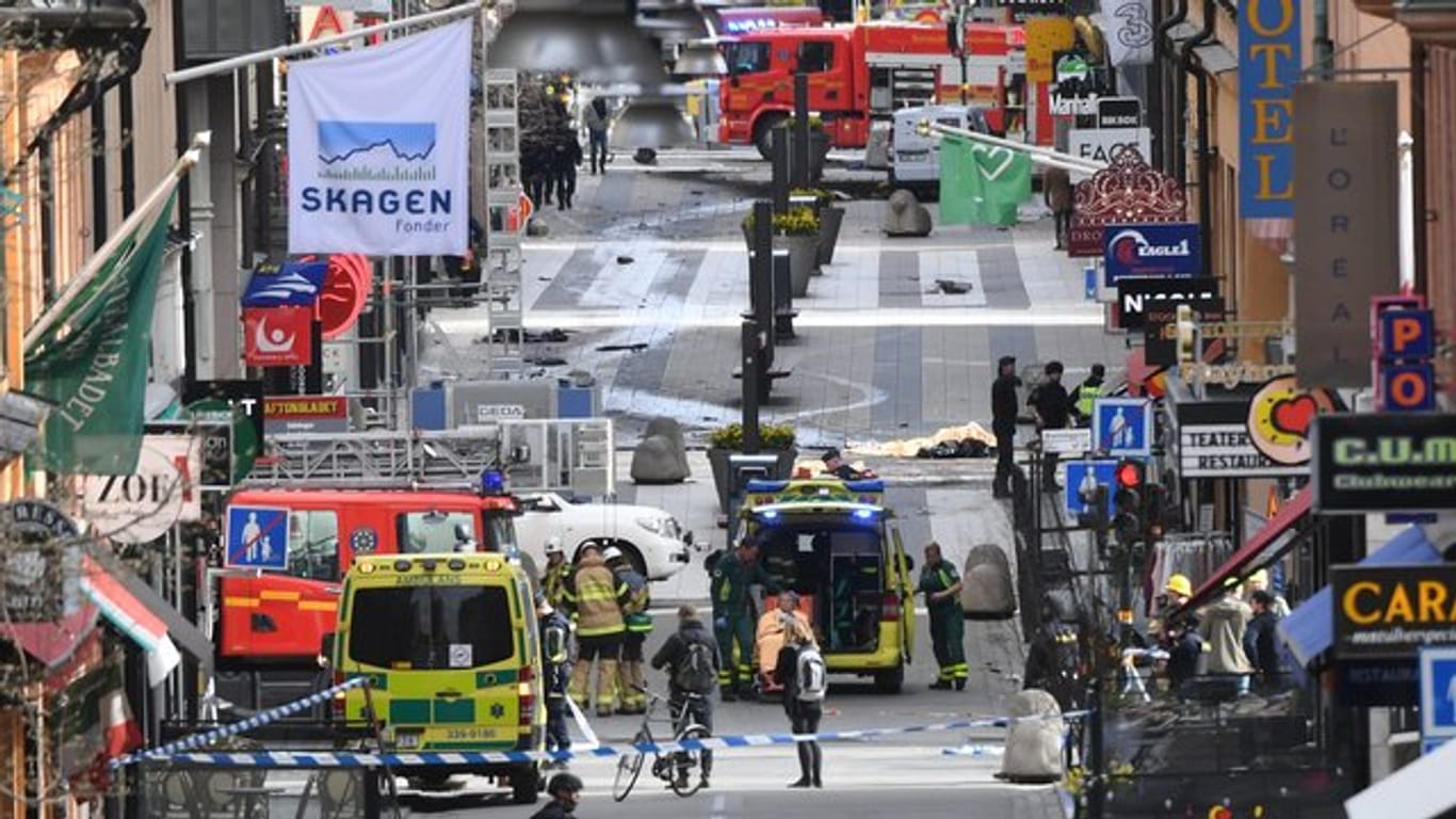 Einsatzfahrzeuge der Polizei, Feuerwehr und Krankenwagen in einer Einkaufstraße in Stockholm.